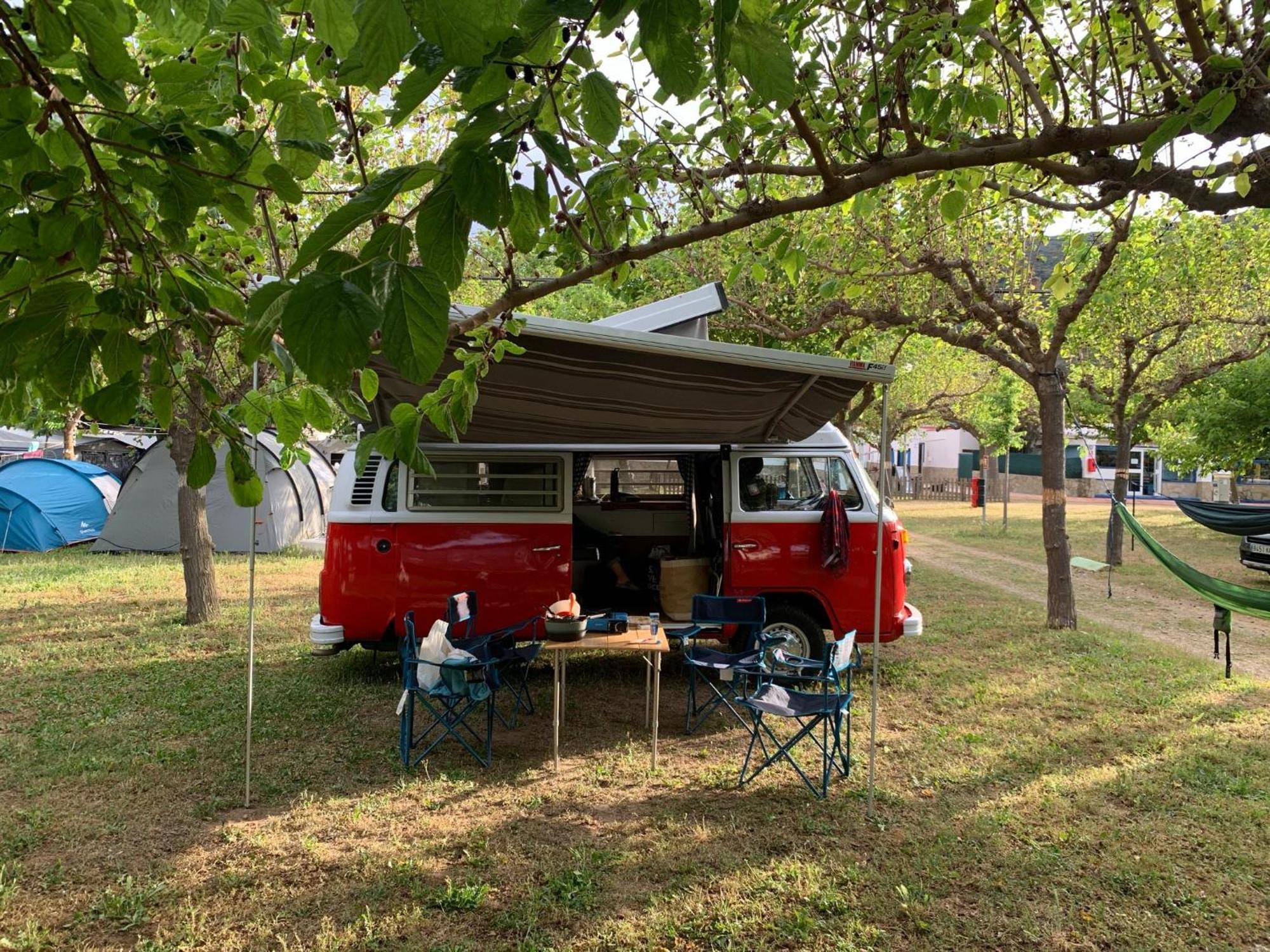 Retro Vw Kombi T2 Campervan โอสปิตาเล็ต เดอ โยเบรกัต ภายนอก รูปภาพ